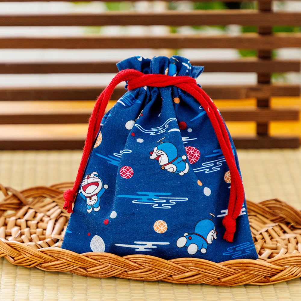 未來百貨限定 多啦A夢和風巾着袋