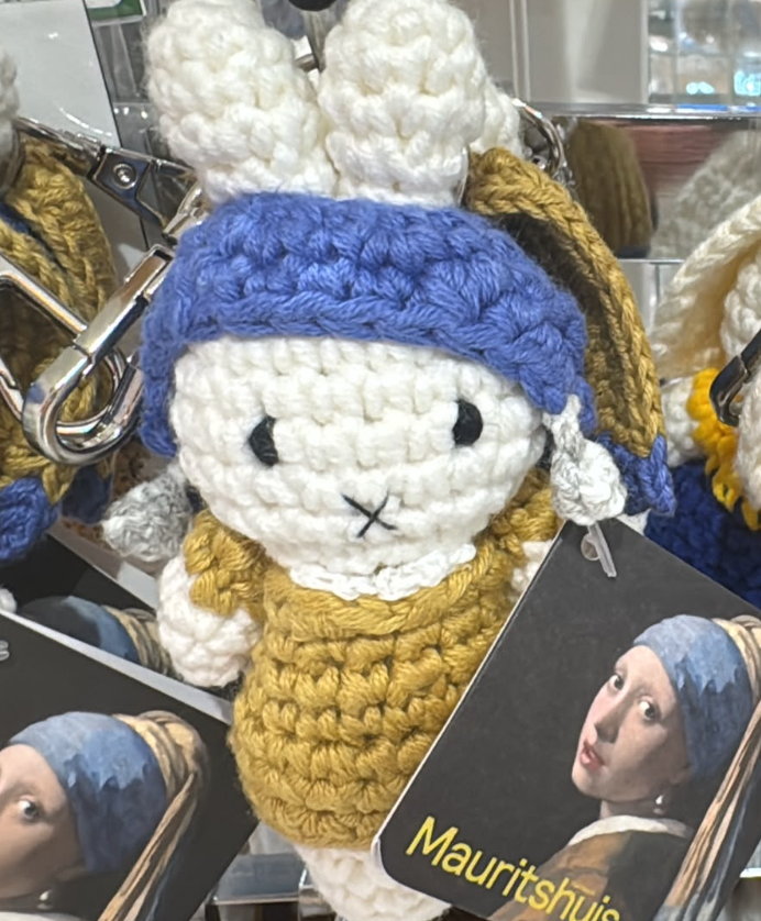 Miffy 藝術館聯名造型編織鑰匙扣 戴珍珠耳環的少女