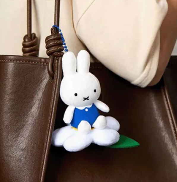 Miffy 坐花花公仔掛飾 - Kiiro Japan