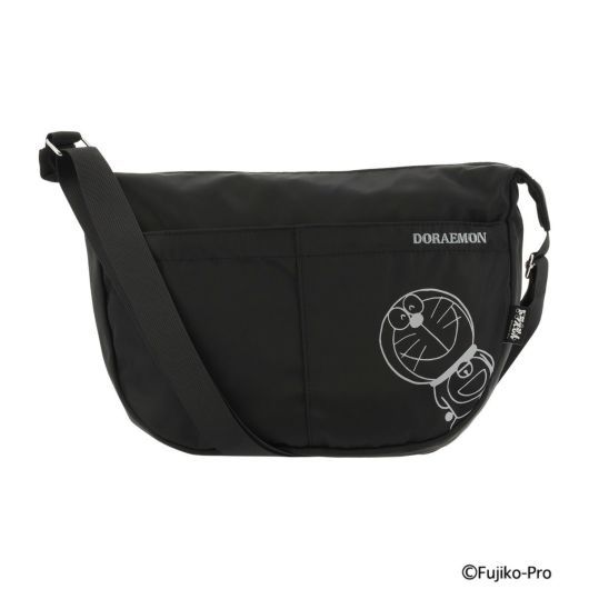 Sacbar 多啦A夢舉手笑斜孭袋