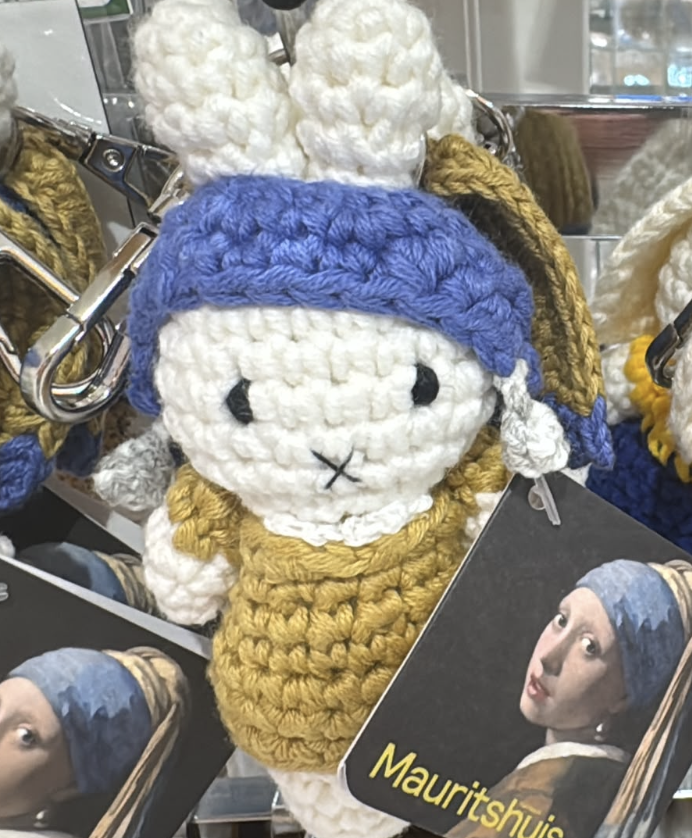 Miffy 藝術館聯名造型編織鑰匙扣 戴珍珠耳環的少女