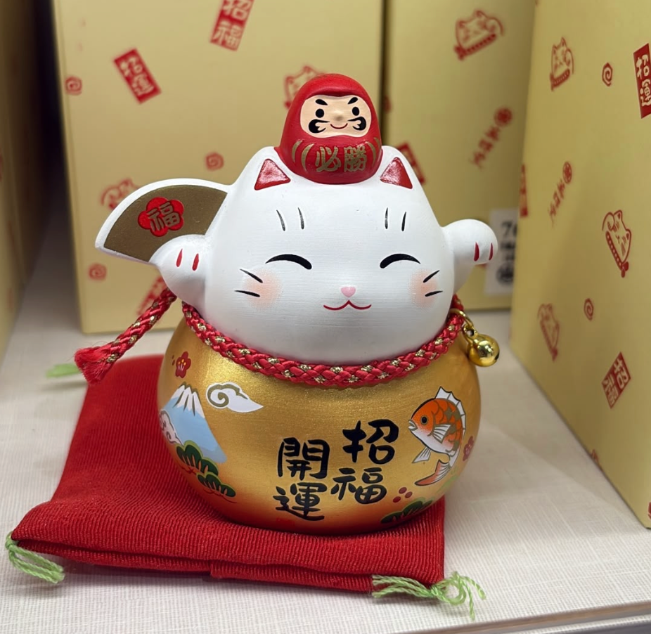 藥師窯 彩耀必勝達摩招財貓擺設 (金福扇・小) 9cm 運氣提升風水裝飾