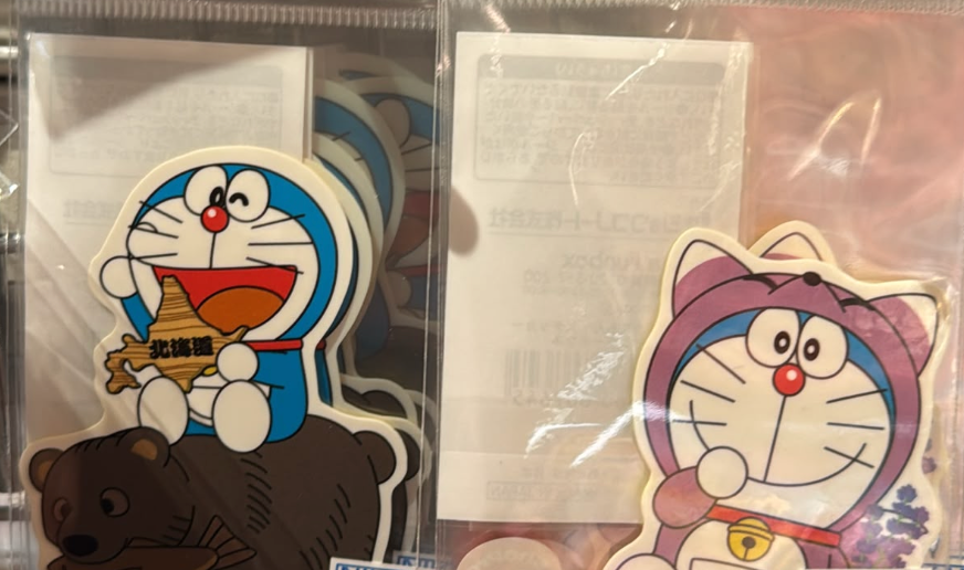 北海道限定  多啦A夢襟章/鎖匙扣/貼紙